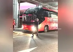 苹果手机-佛罗伦萨球迷气氛热烈，球队士气高涨的简单介绍